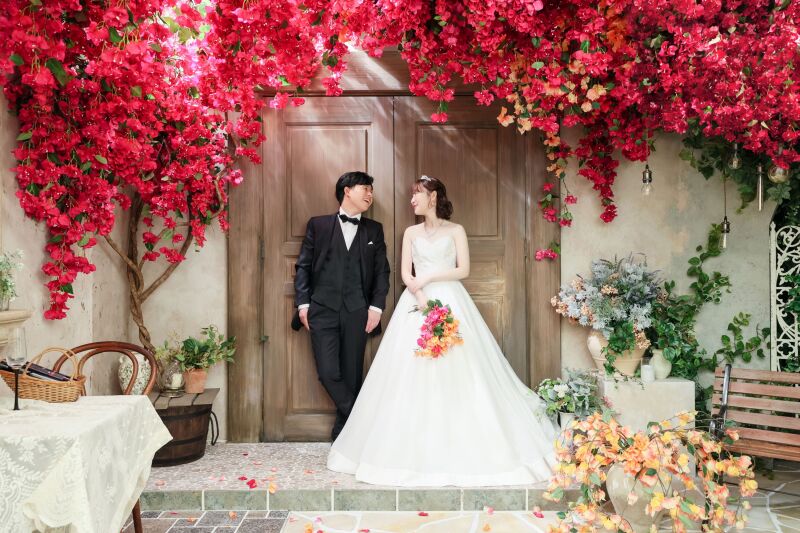 鮮やかな花々に囲まれたガーデンエリア