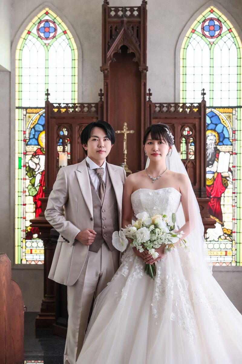 歴史を感じるステンドグラスを背に