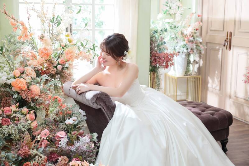 花々に囲まれた、柔らかな光に溶けるソロショット