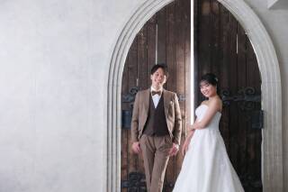 ドラマチックに美しく。リフレクションと光で魅せるチャペルフォト