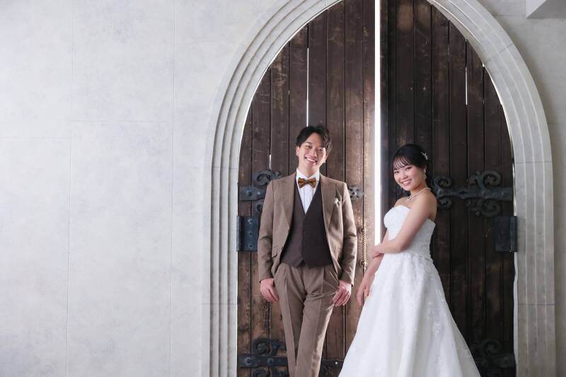 ドラマチックに美しく。リフレクションと光で魅せるチャペルフォト