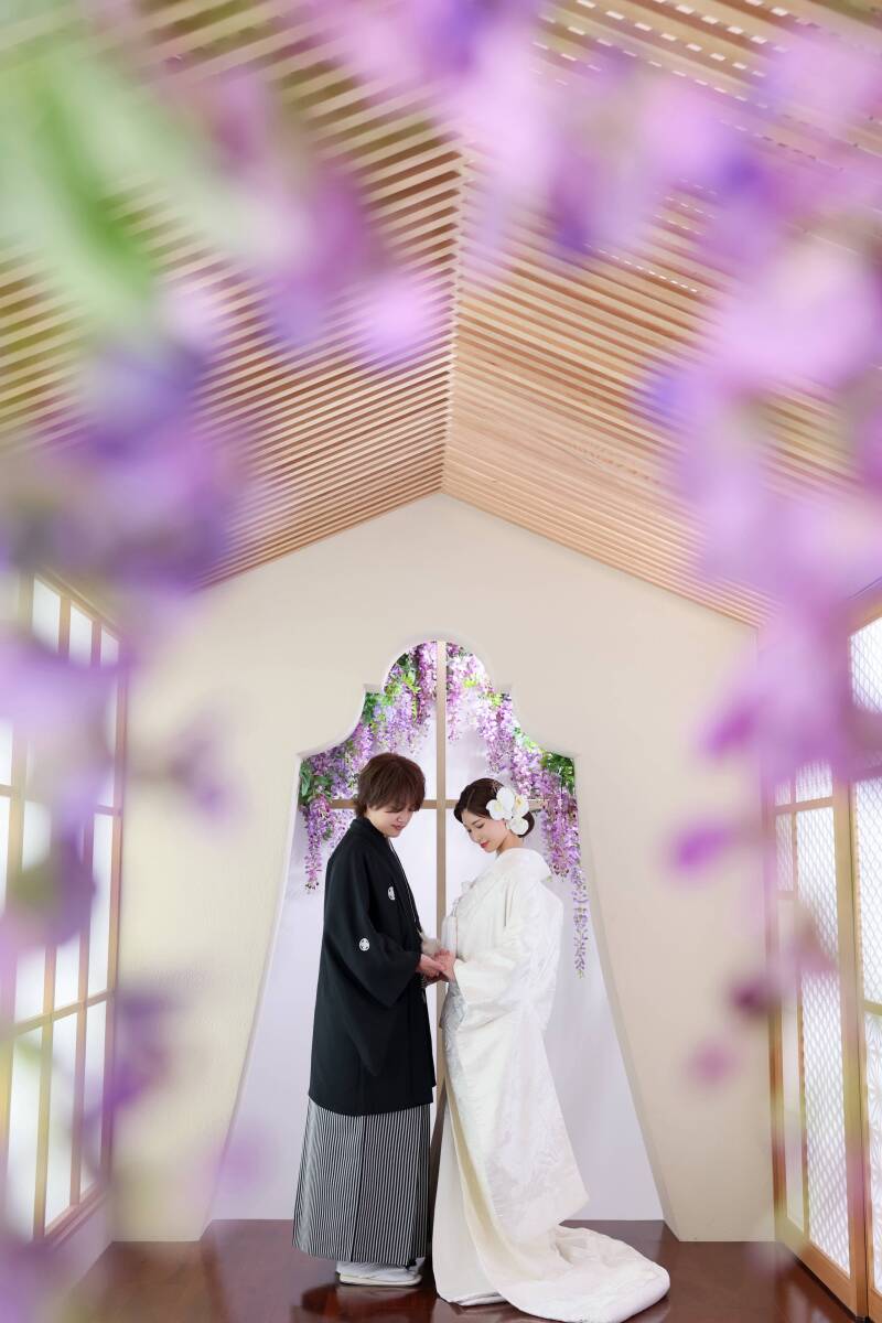 藤の花が彩る、モダンな礼拝堂風