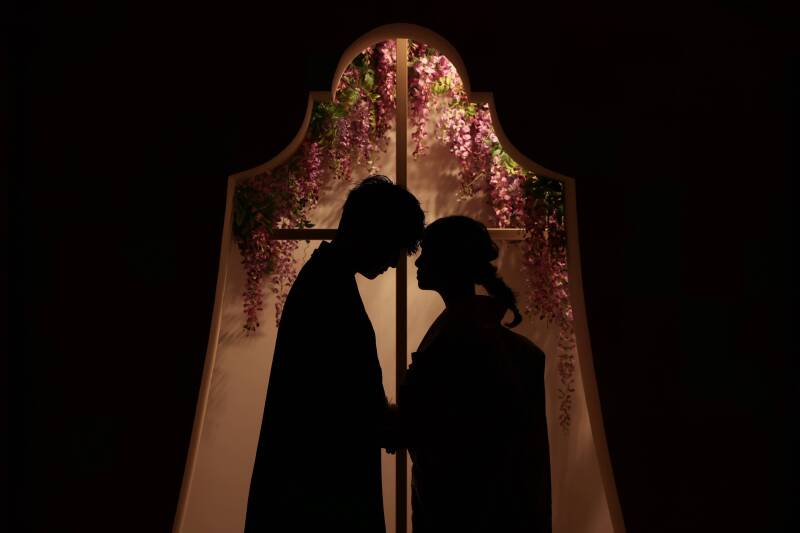 影が奏でる永遠の愛。幻想的なシルエットで魅せる絆