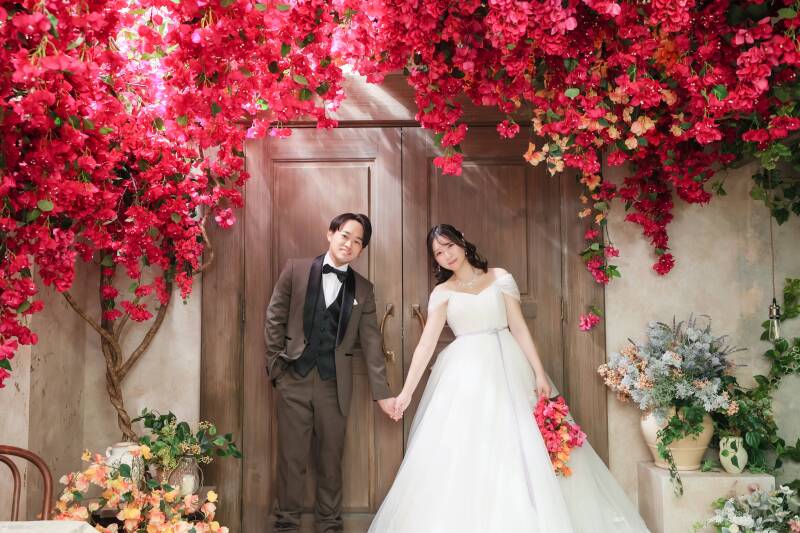 手を取り合う温かな温度感が伝わる距離感