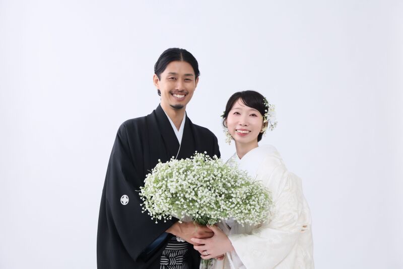 カスミソウブーケを添えた笑顔溢れる手元