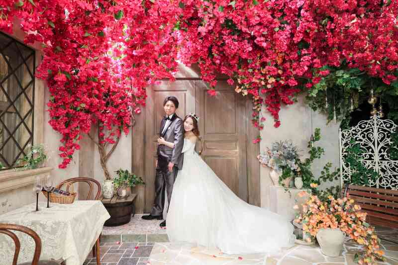 花の彩りに溶け込むように