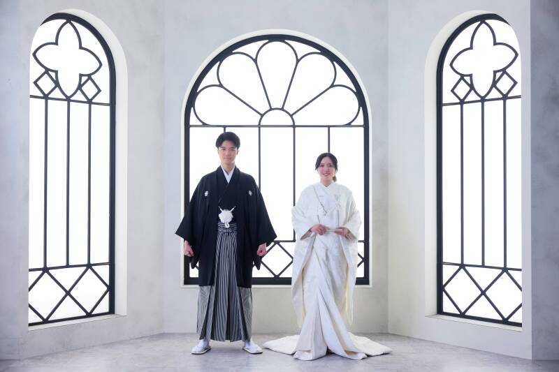 凛とした佇まいに見惚れる、正統派の全身カット