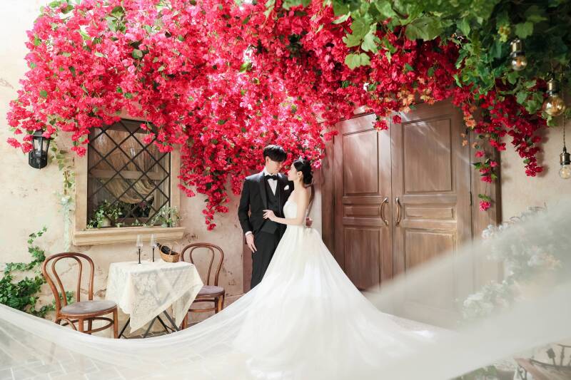 情熱的な花々に彩られた愛の形