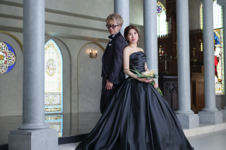 都会的で洗練された背景と調和するように