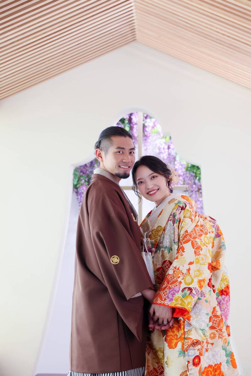 固く結ばれた手、寄り添うお二人の絆