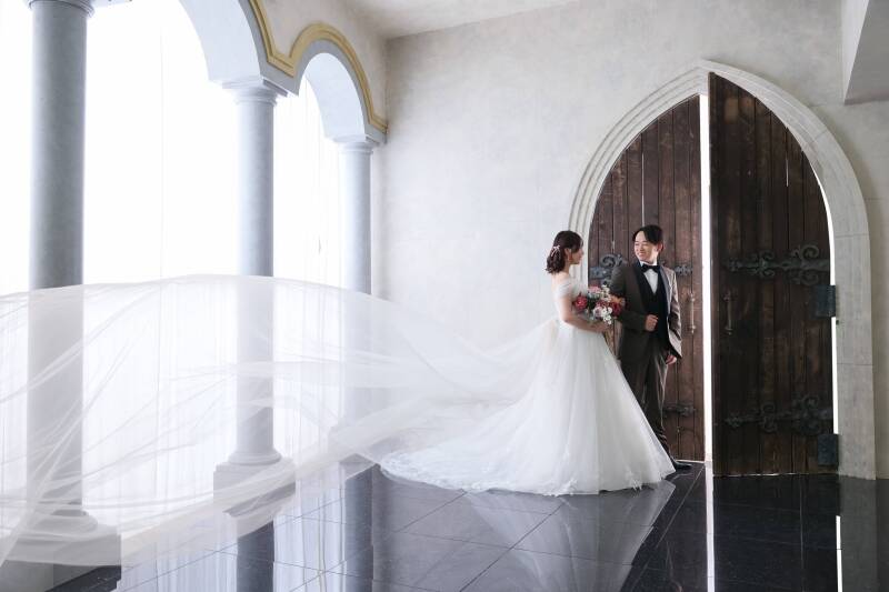 静謐な空間を舞うロングベールの躍動感