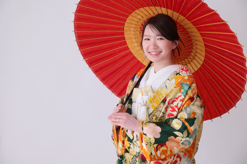 優しい笑顔を浮かべる