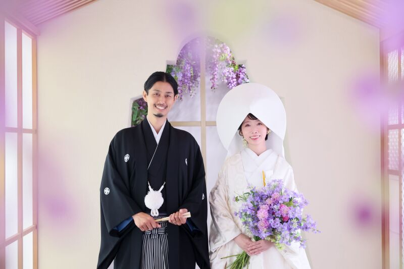 綿帽子に紫の花々が映える華やかな和姿