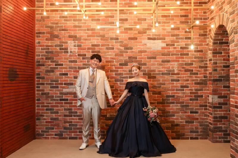 温かみのあるレンガと光に包まれて