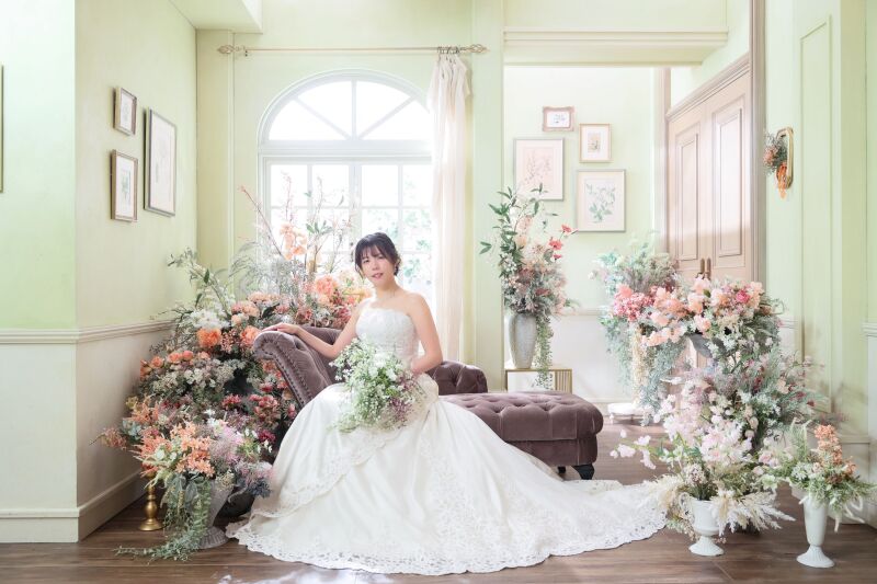 華やかなお花に包まれる、新婦様のソロスタイリング