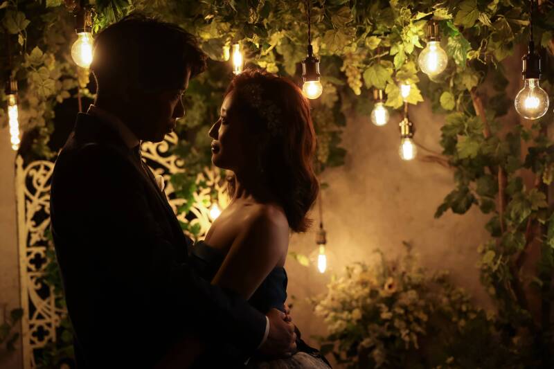 光に包まれて誓う、静かな時間