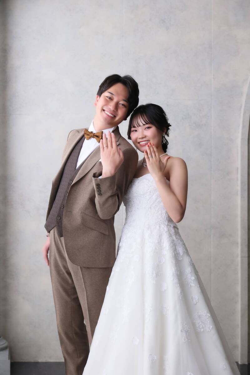 輝く指輪とともに笑顔で