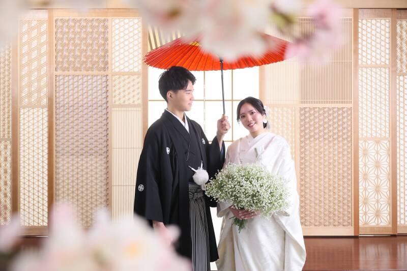 鮮やかな赤傘に、純白のかすみ草ブーケを添えて