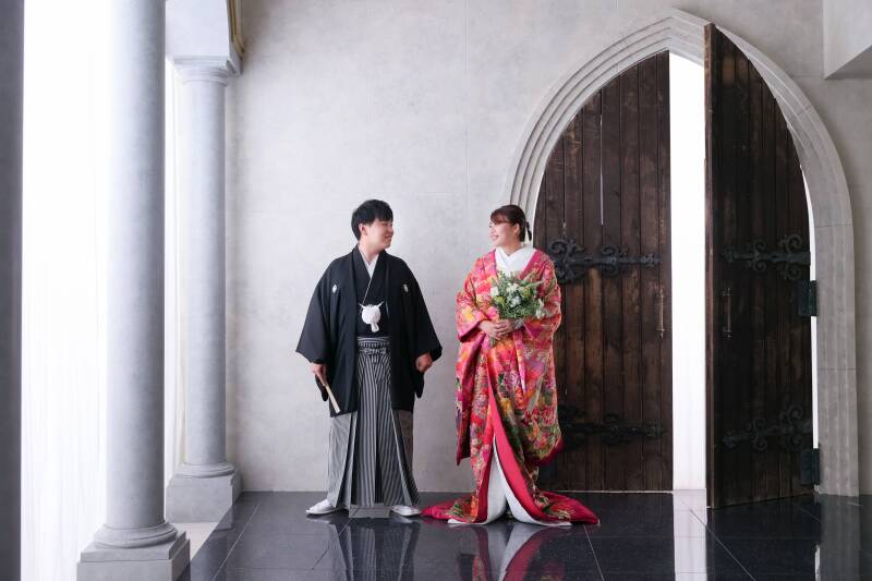 重厚感のある扉を背景に凛とした佇まい