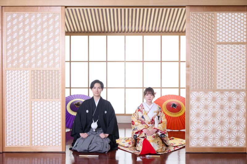 伝統的な格子と光が創る和の装い