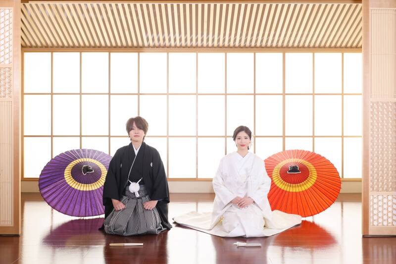 奥ゆかしい三つ指のポーズで