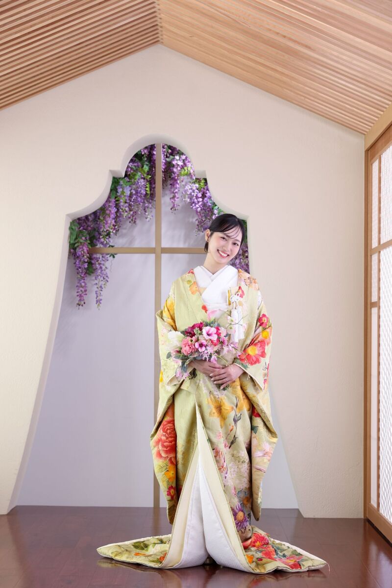 黄緑色の色打掛が映えるソロポートレート