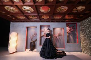 和モダンな空間にブラックドレスが映える、洗練されたソロウエディング