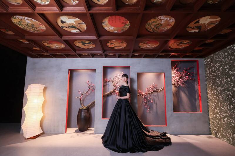 和モダンな空間にブラックドレスが映える、洗練されたソロウエディング