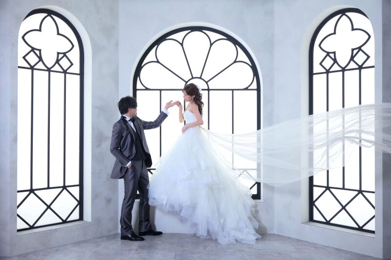 ロングベールが美しく舞う印象的なウィンドウシーン