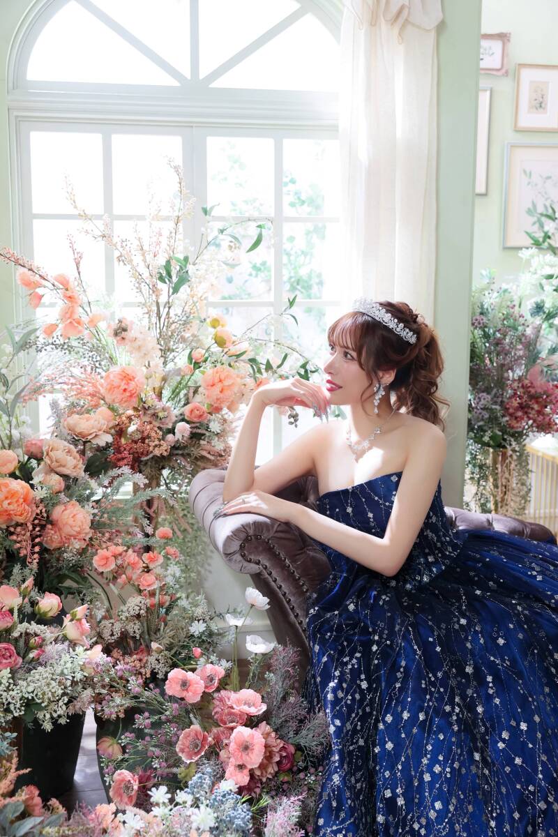 窓辺の自然光が演出する、透明感あふれる花嫁姿