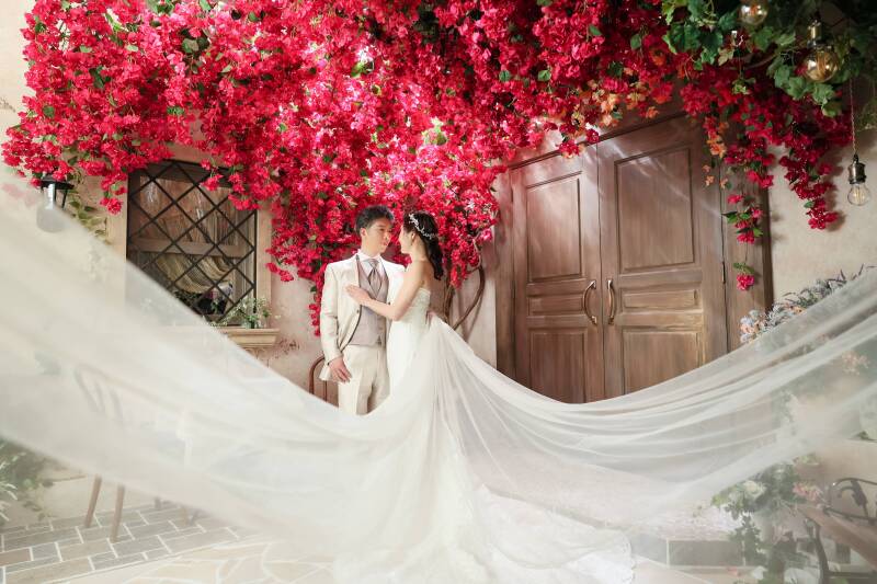 風を感じるロングベールが、美しく舞う瞬間