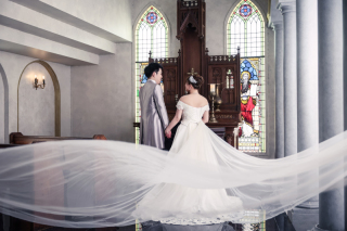 ロングベールをなびかせて幻想的に。