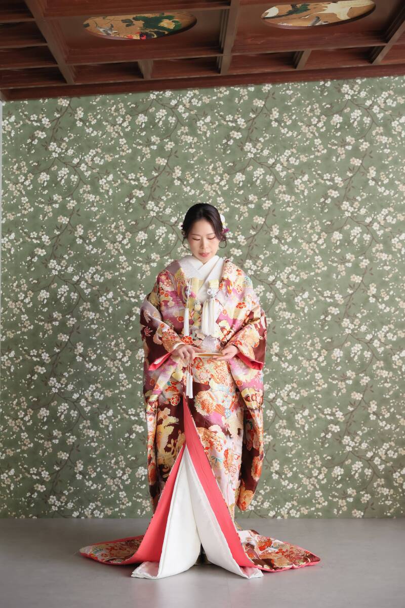 色打掛の美しさを際立たせて