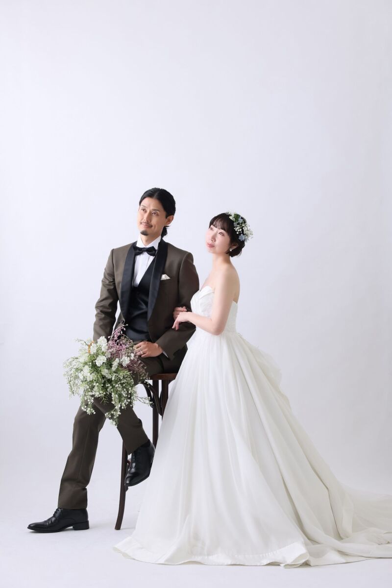 シックなタキシードとドレスの美しい対比