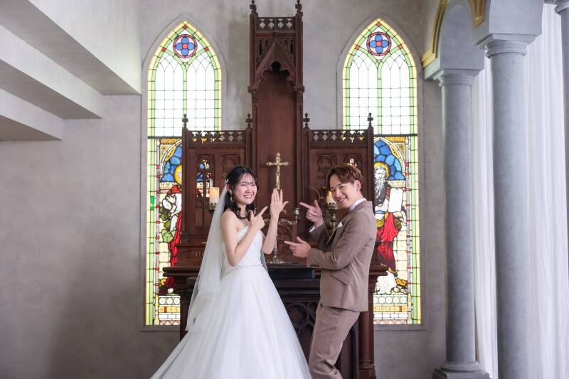 指輪が輝くハッピーな笑顔