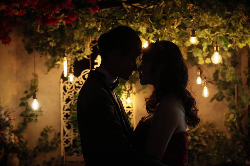 シルエットが描く愛のカタチ