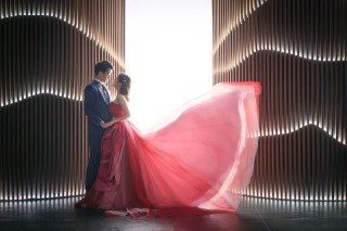 ドレスをなびかせ、映画のワンシーンのような特別な1枚♡