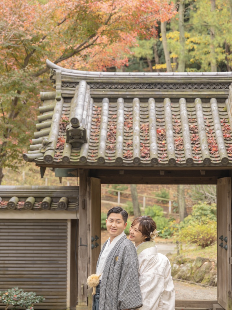 雰囲気のある門をバックに