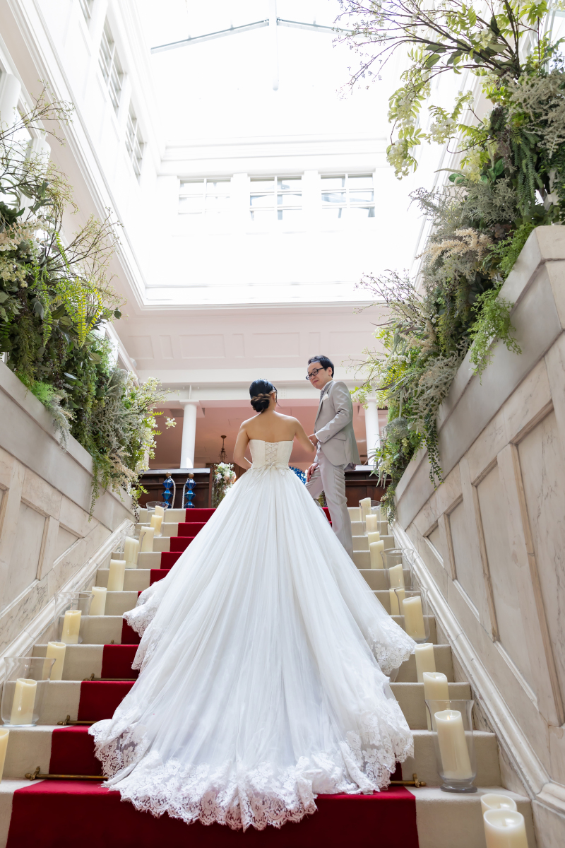 ドレスのトレーンを伸ばして