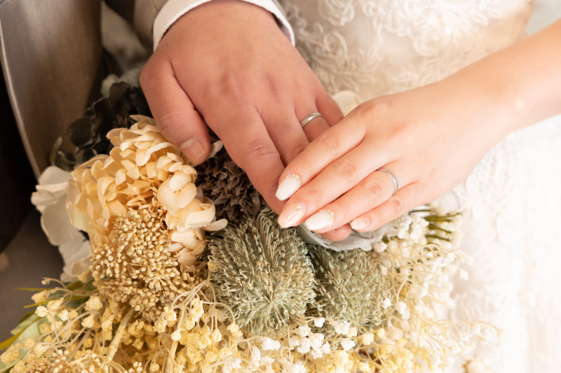ブーケ越しに指輪カットも…