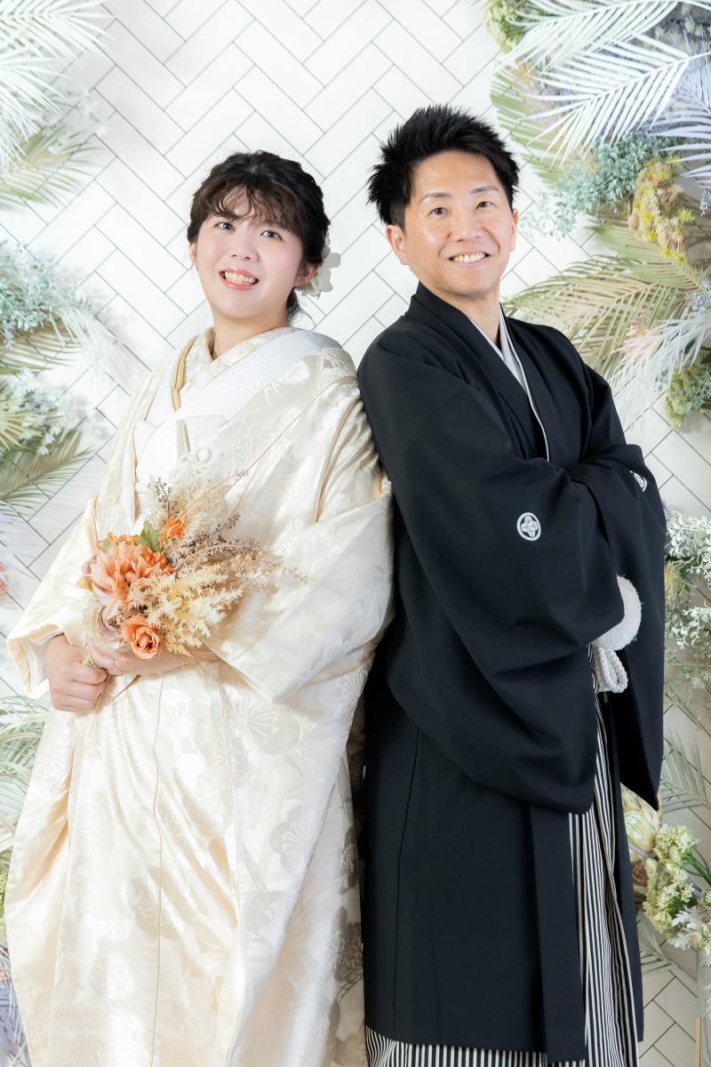 白無垢とお花の背景の組み合わせも素敵です!