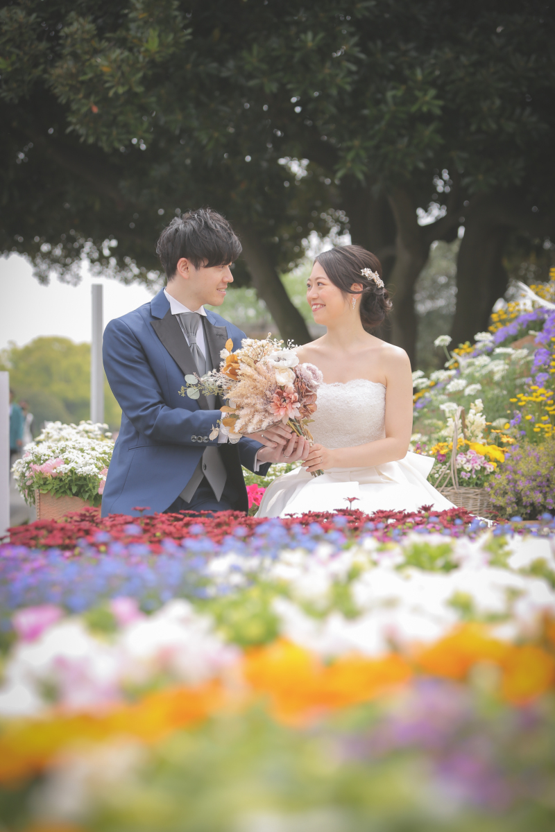 色鮮やかな花々に囲まれて
