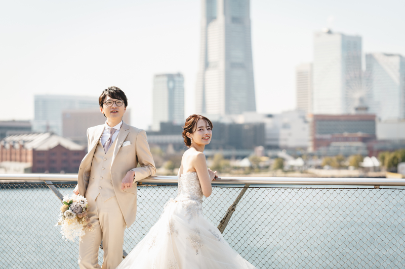 みなとみらいの景色を背景に