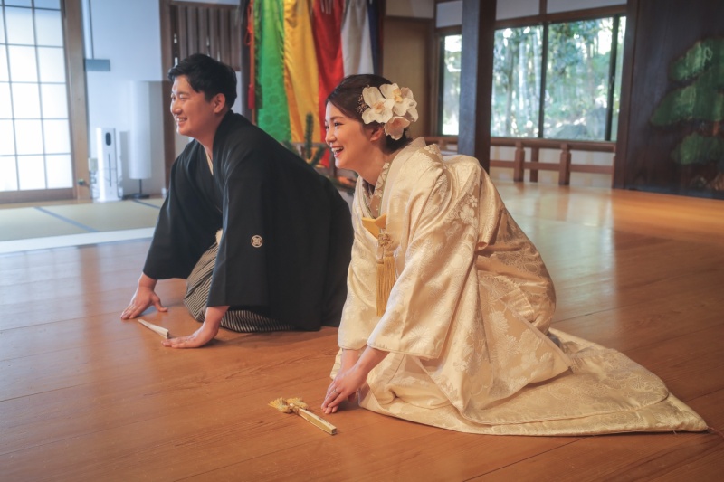 和装ならではのお辞儀のポーズ!