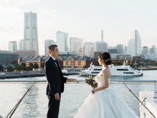 横浜の街並みを背景に