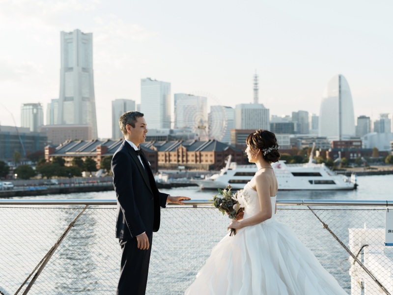 横浜の街並みを背景に