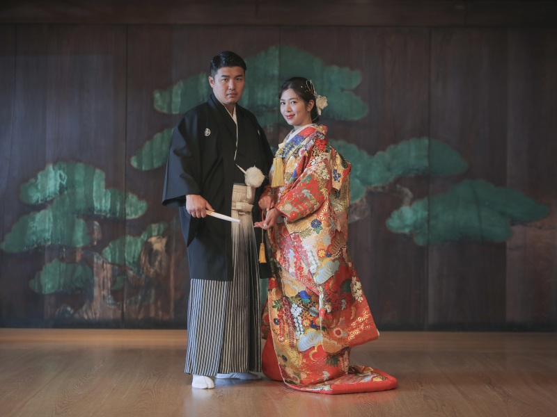 能舞台をバックに