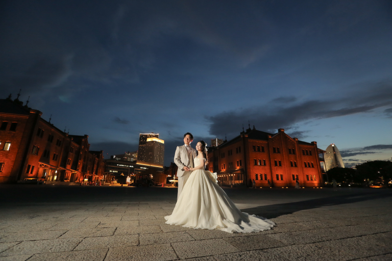 横浜のシンボルの赤レンガを背景に