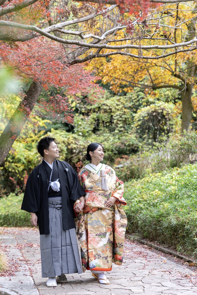 石畳の紅葉の道