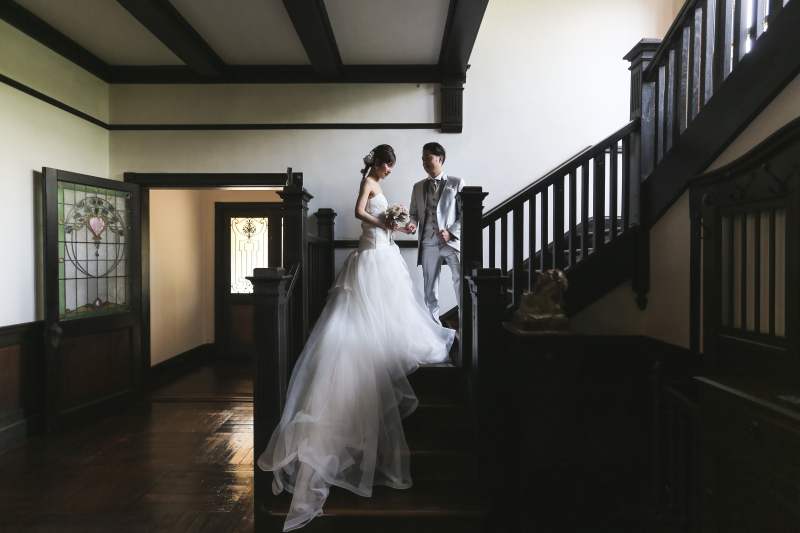 洋館の階段でシックに